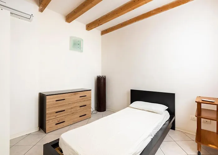 Large With 2 Bedrooms In The Historic Center شقة *