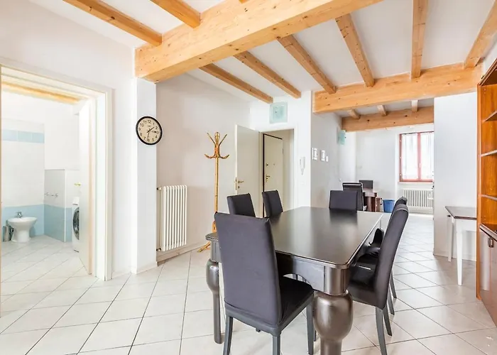 Large With 2 Bedrooms In The Historic Center شقة *