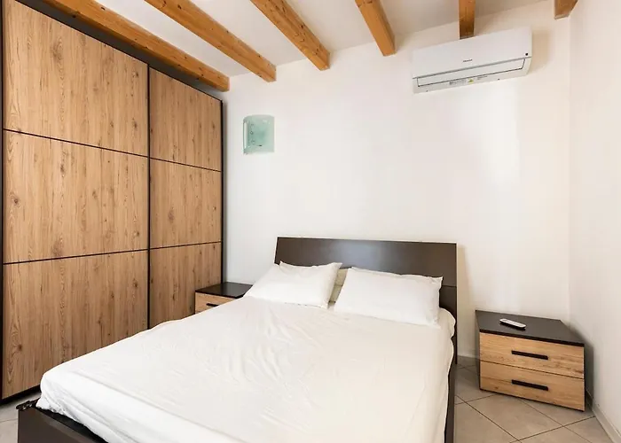 Large With 2 Bedrooms In The Historic Center *